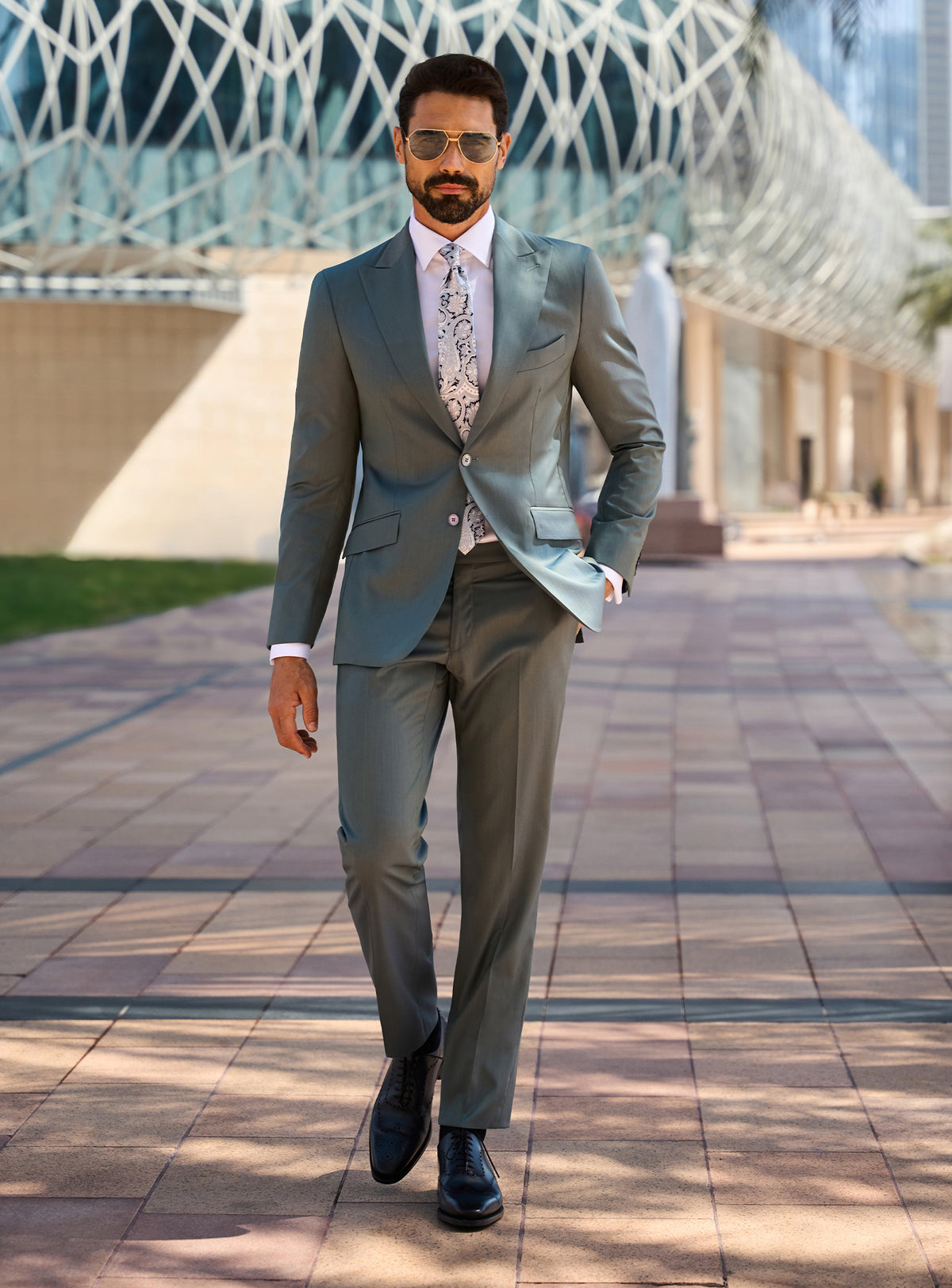 Consiglieri Imperial Essence: green-grey suit with a white shirt and patterned tie