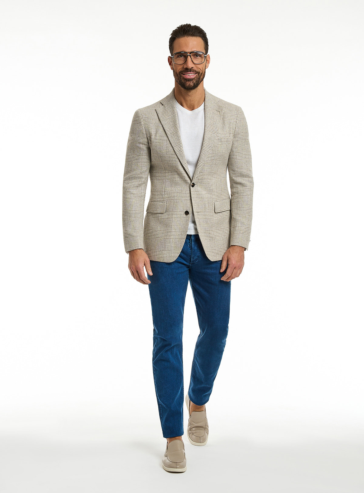 Consiglieri: light beige jacket with a white T-shirt and blue jeans