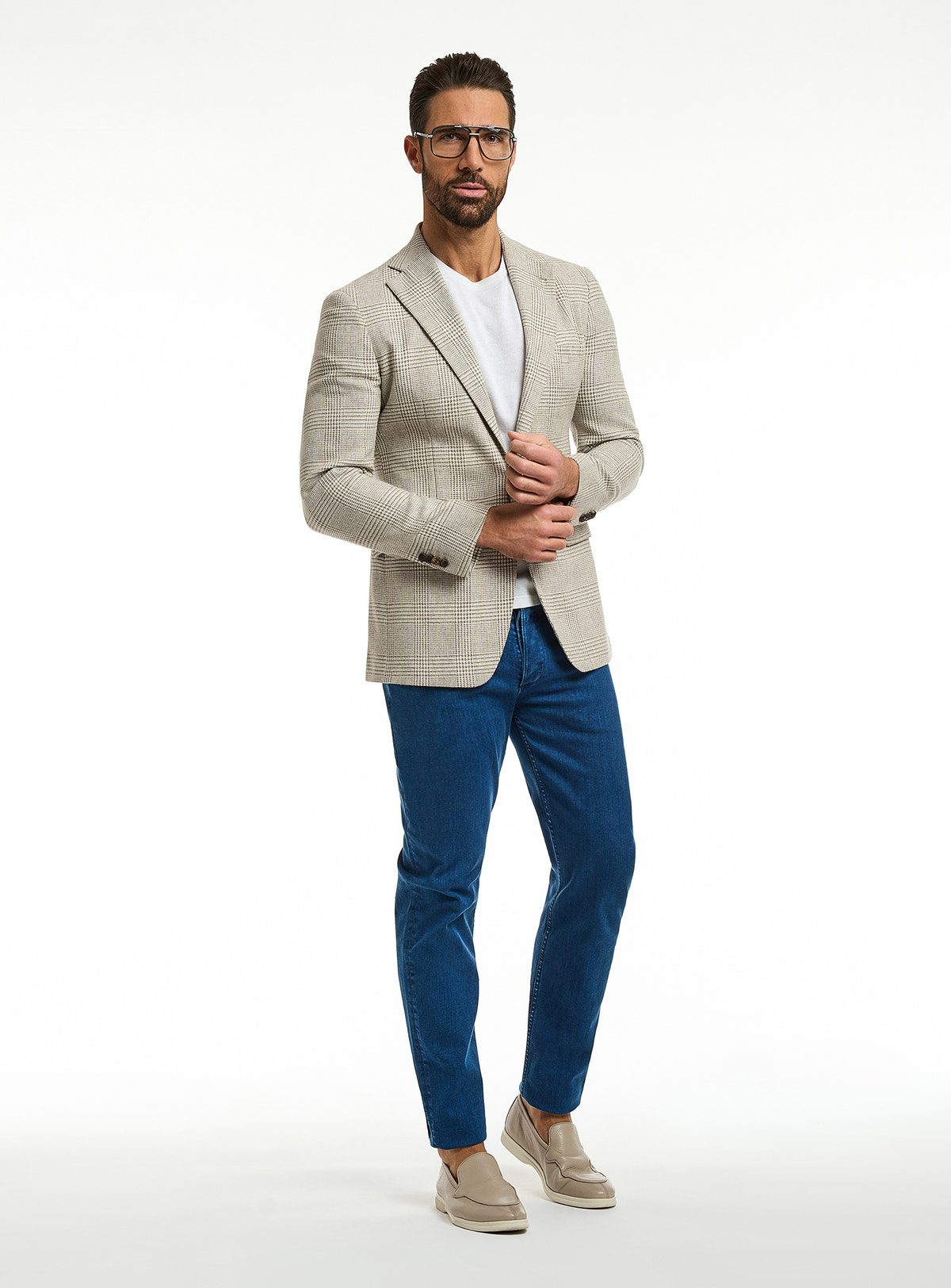 Consiglieri: light beige jacket with a white T-shirt and blue jeans