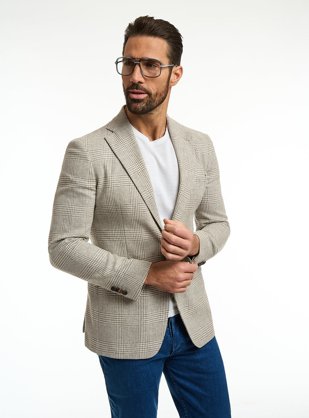 Consiglieri: light beige jacket with a white T-shirt and blue jeans