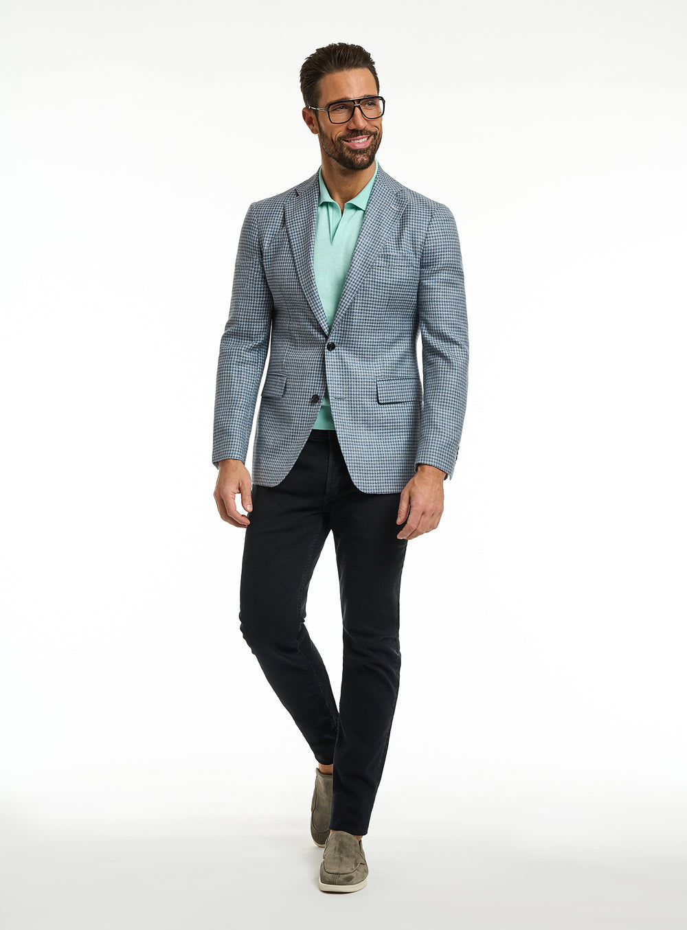 Consiglieri: black jeans with a light grey jacket and green polo