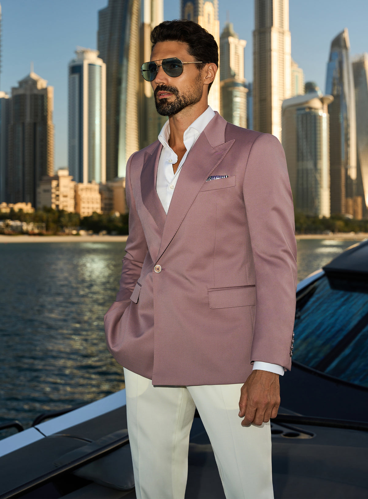 Consiglieri Distinguished Majesty: powder pink jacket with a white shirt and ivory trousers