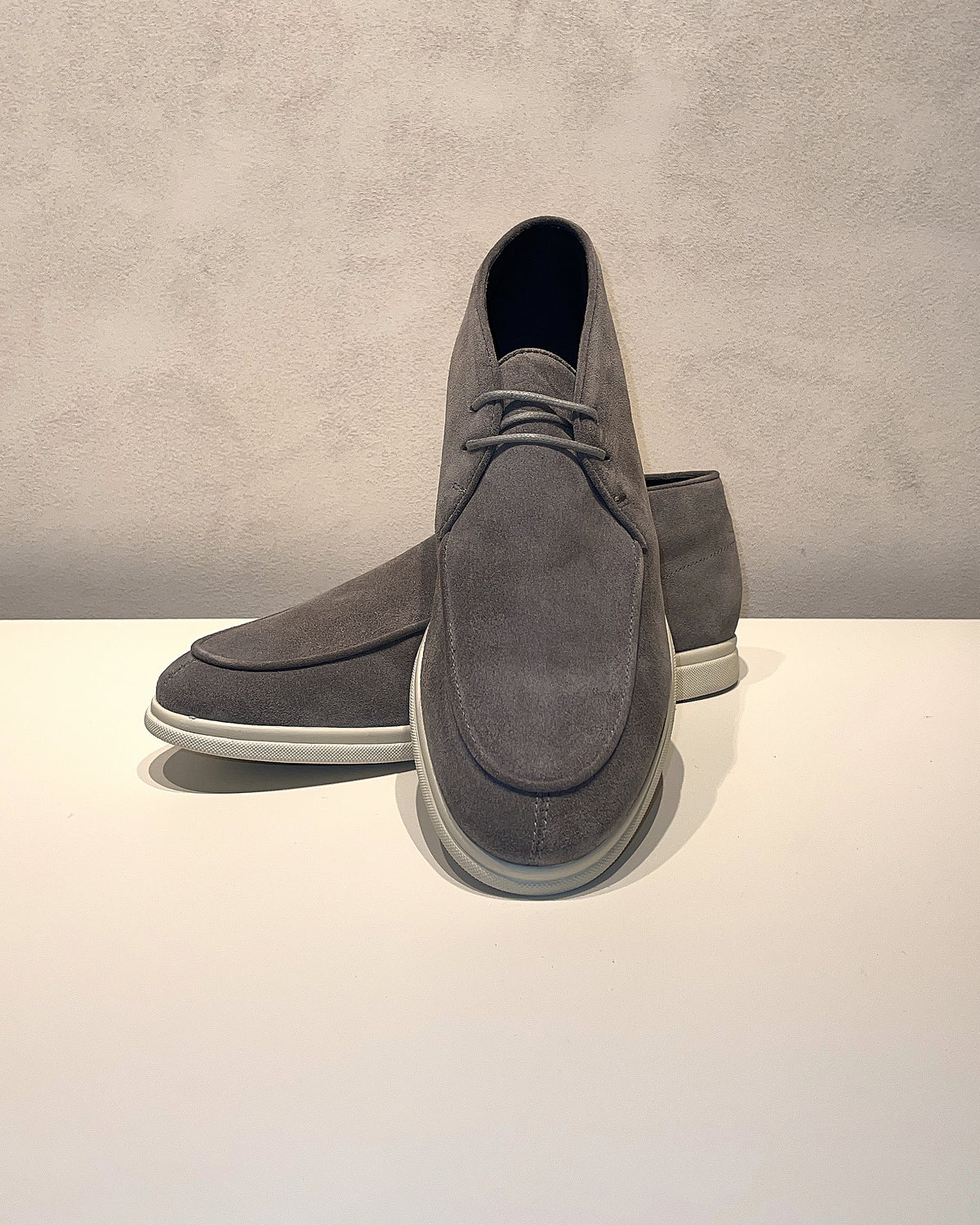 Consiglieri: laces and outlined stitching of the grey shoes with a velvety texture