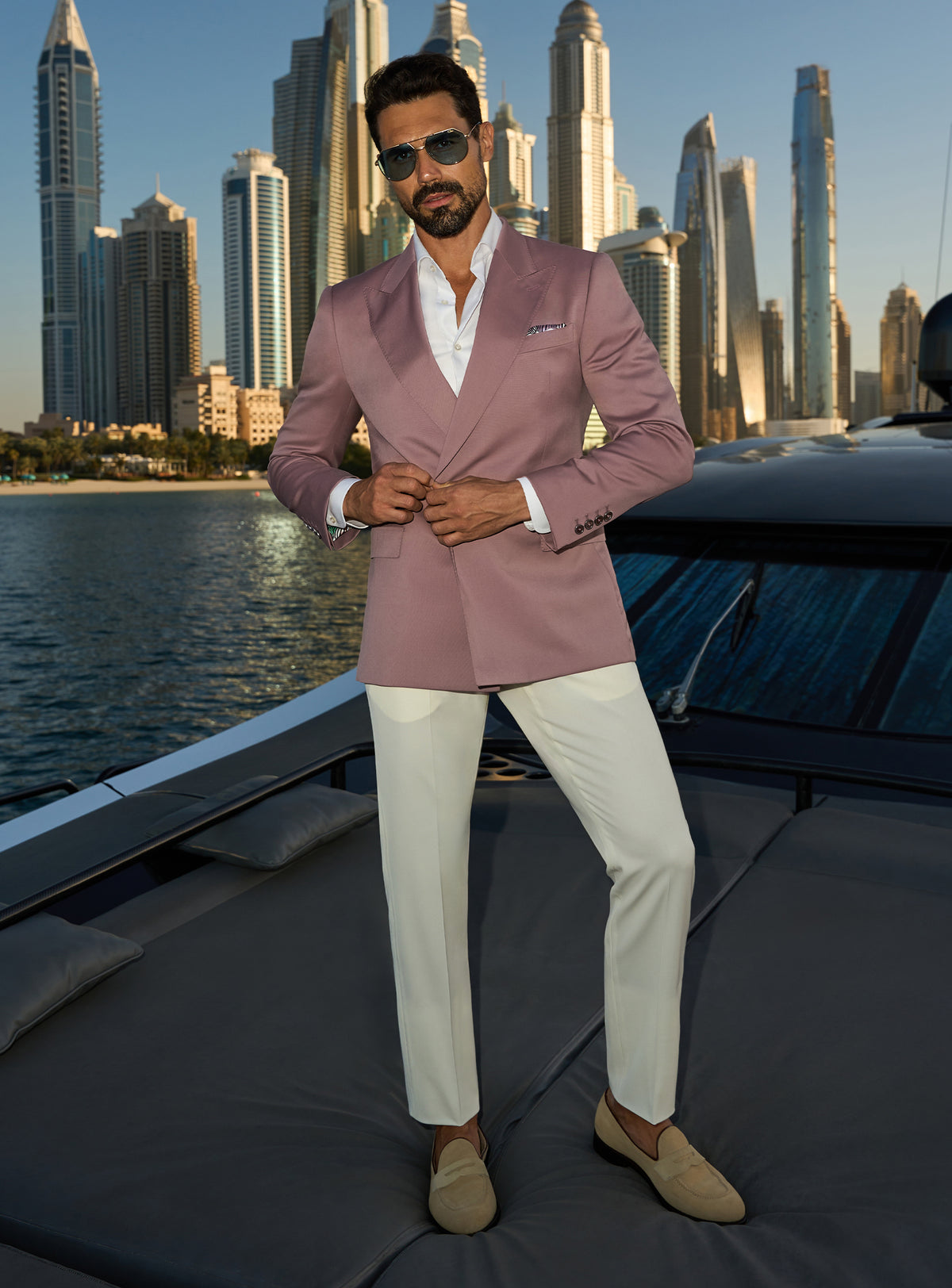 Consiglieri Distinguished Majesty: powder pink jacket with a white shirt and ivory trousers