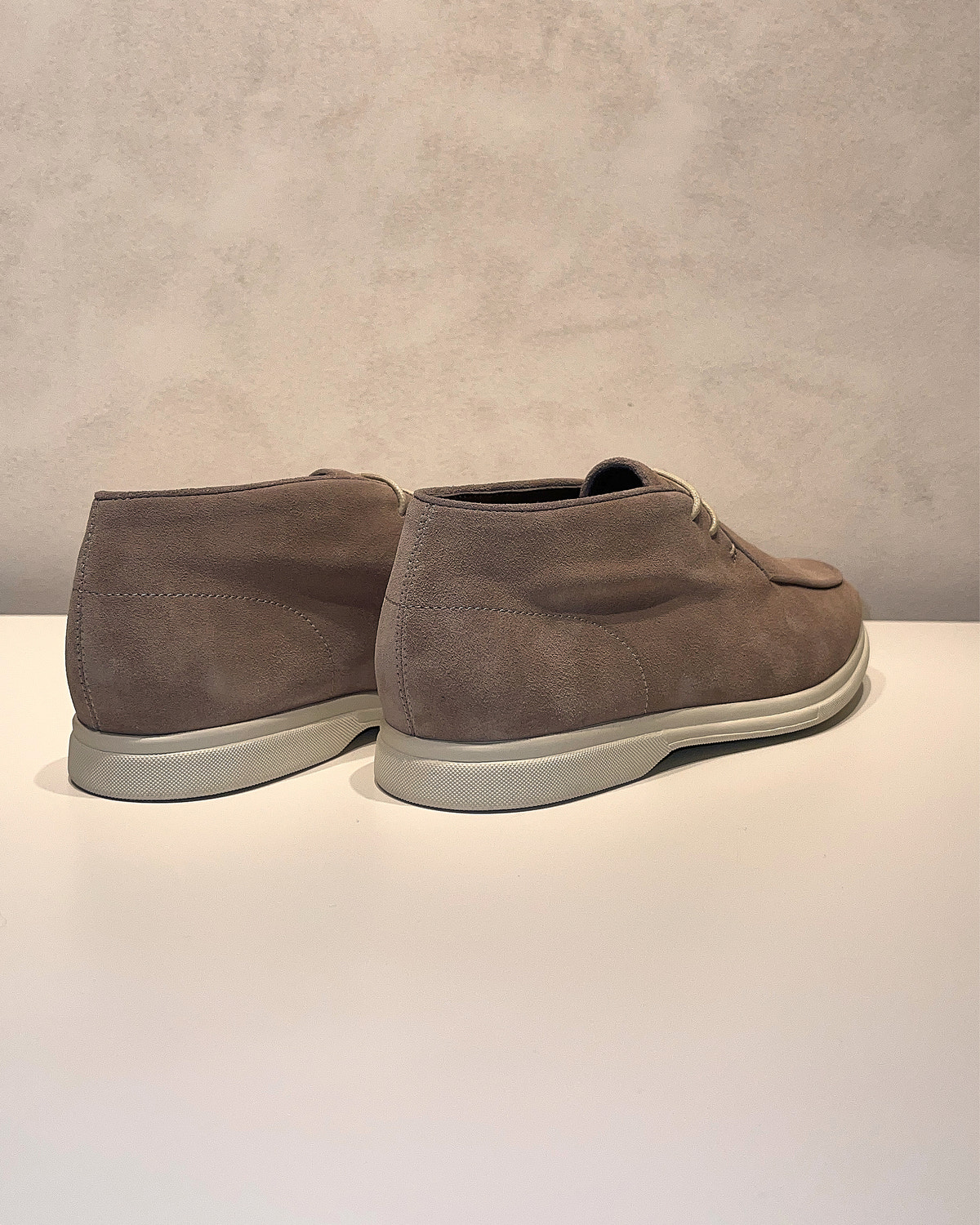 Consiglieri: heel and contrasting sole of the taupe shoes