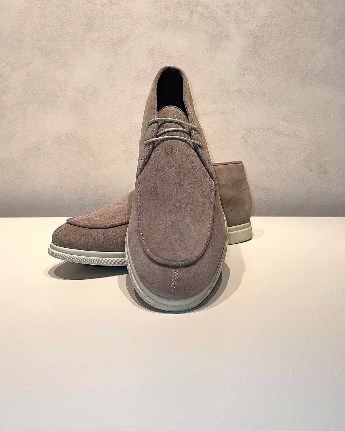 Consiglieri: laces and outlined stitching of the taupe shoes