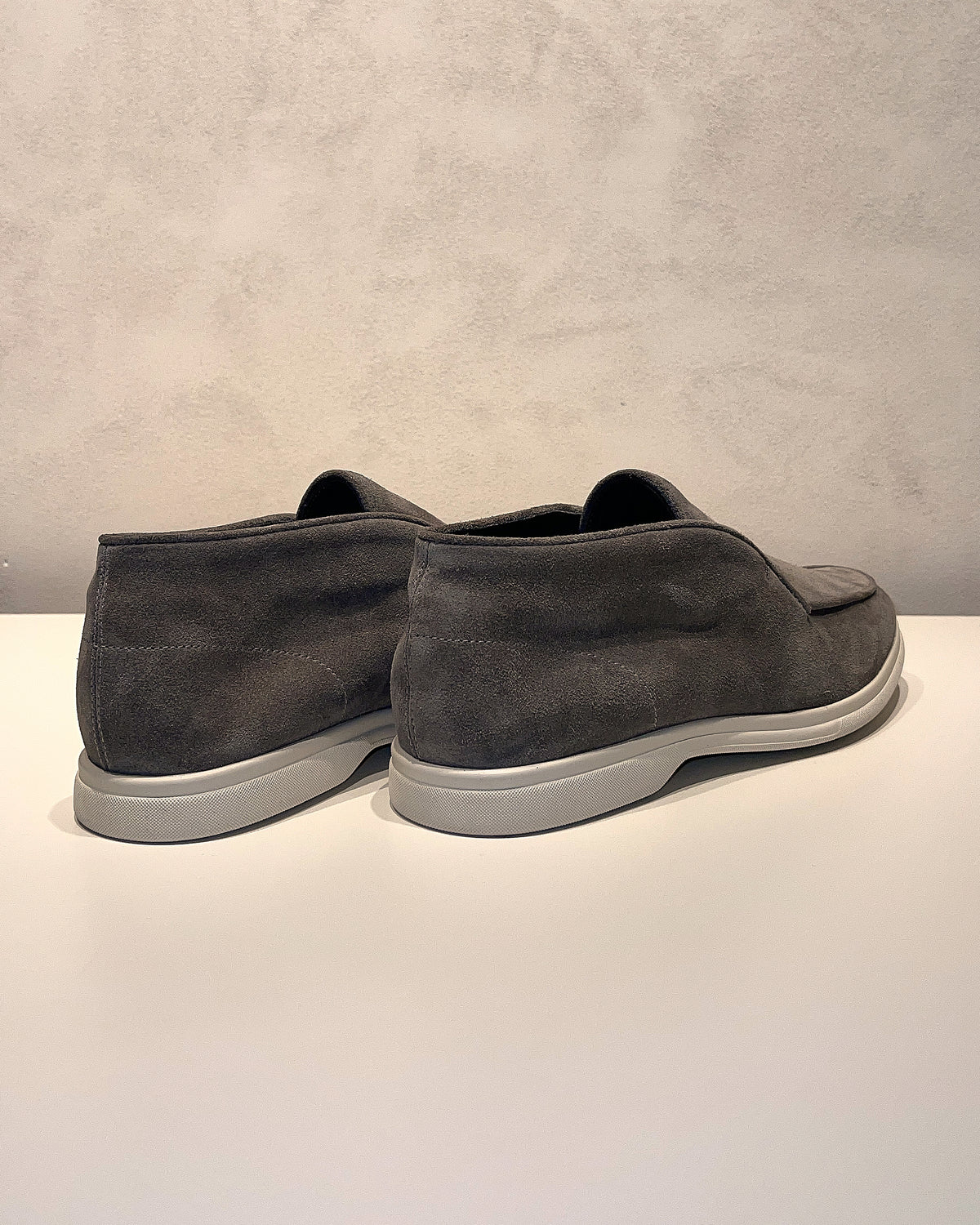 Consiglieri: heel and contrasting sole of the grey loafers