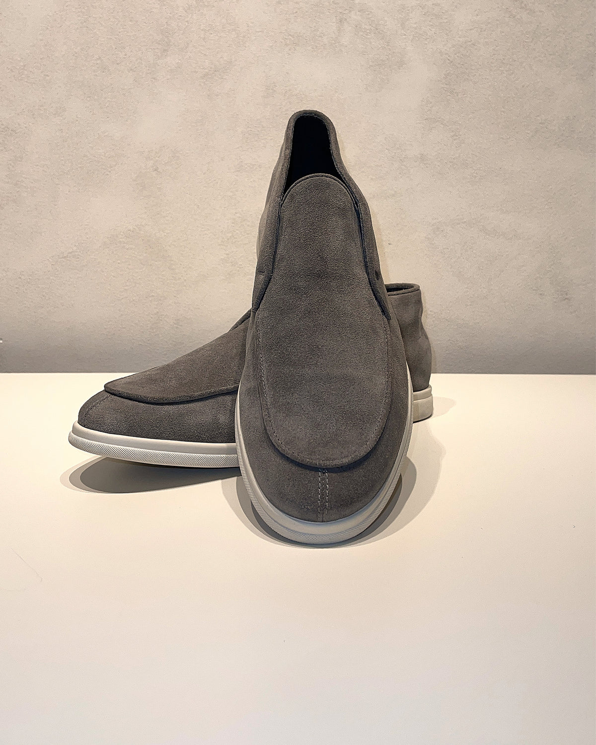 Consiglieri: shape and outlined stitching of the grey loafers