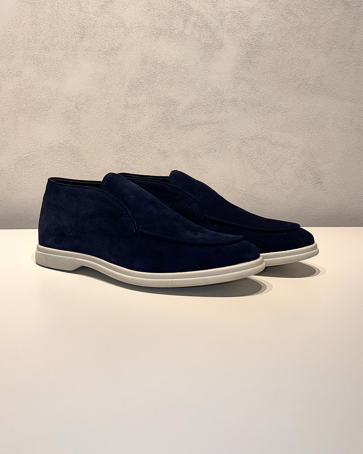 Consiglieri: navy loafers with a velvety texture and contrasting sole