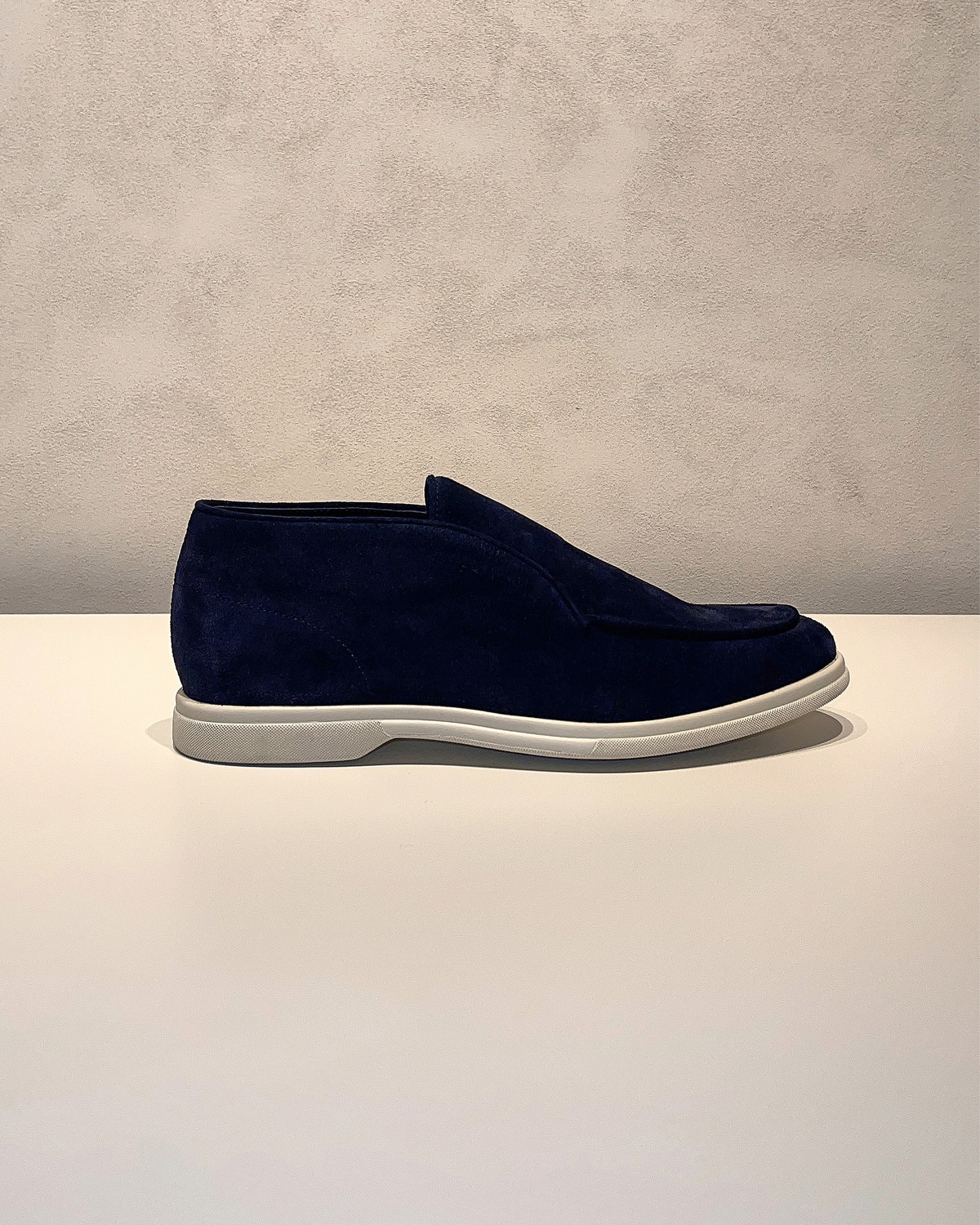 Consiglieri: navy loafers with a velvety texture and contrasting sole