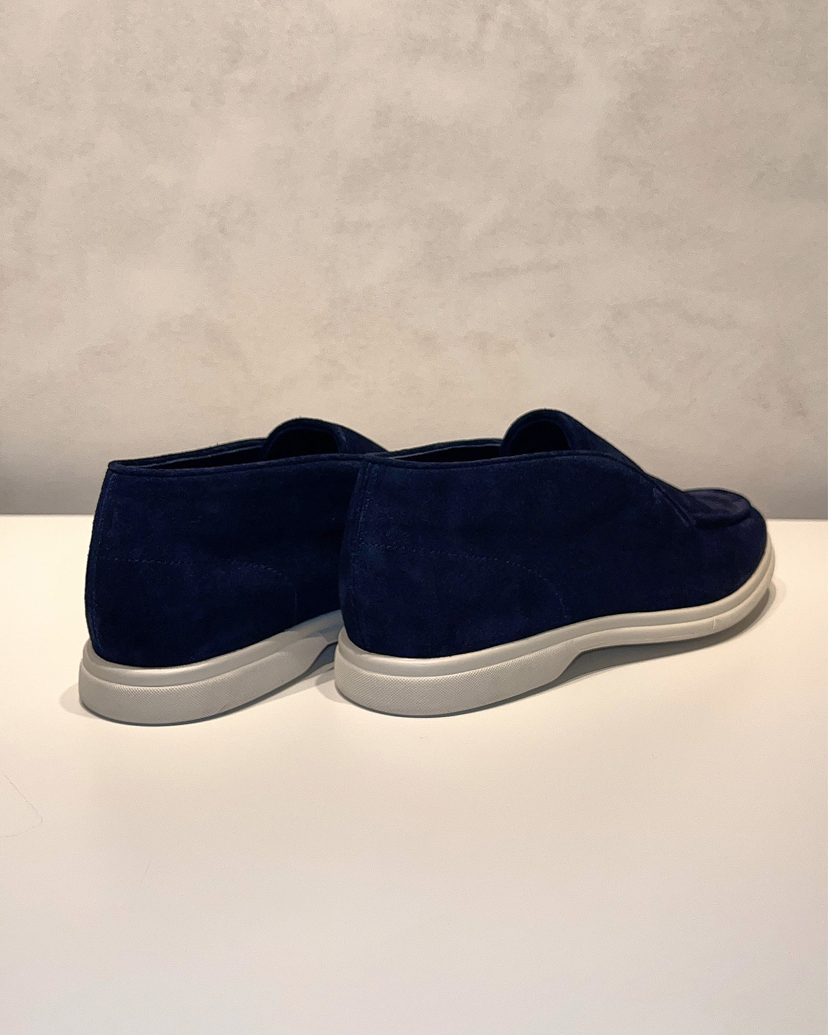 Consiglieri: heel and contrasting sole of the navy loafers with a velvety texture