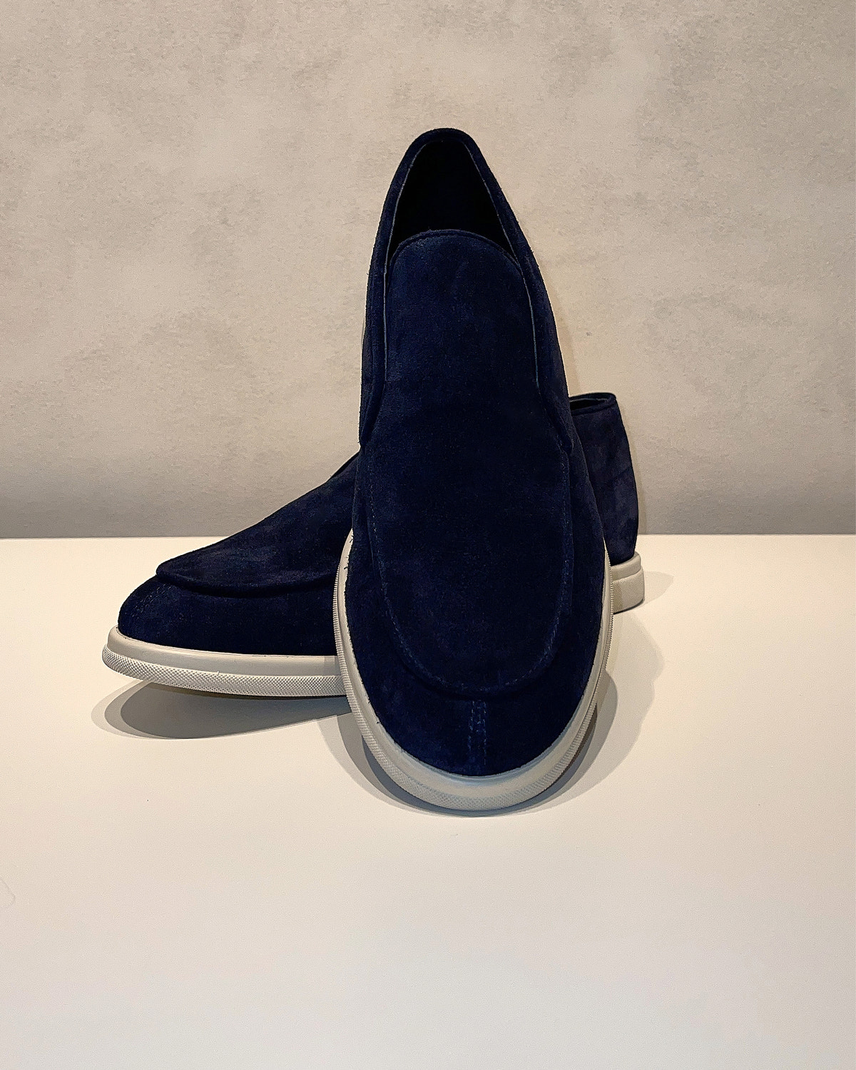 Consiglieri: shape and outlined stitching of the navy loafers