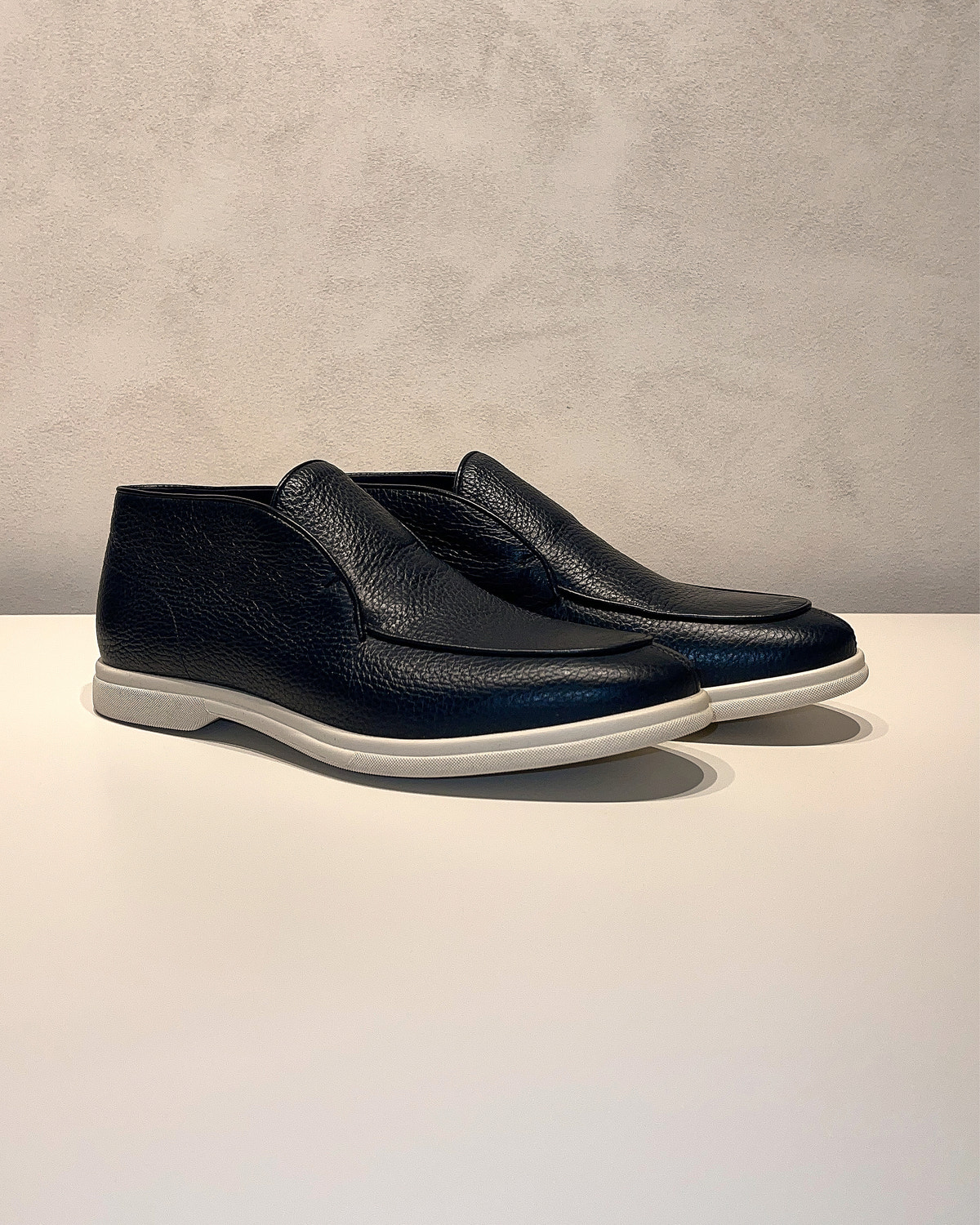 Consiglieri: navy loafers with a subtle texture and contrasting sole