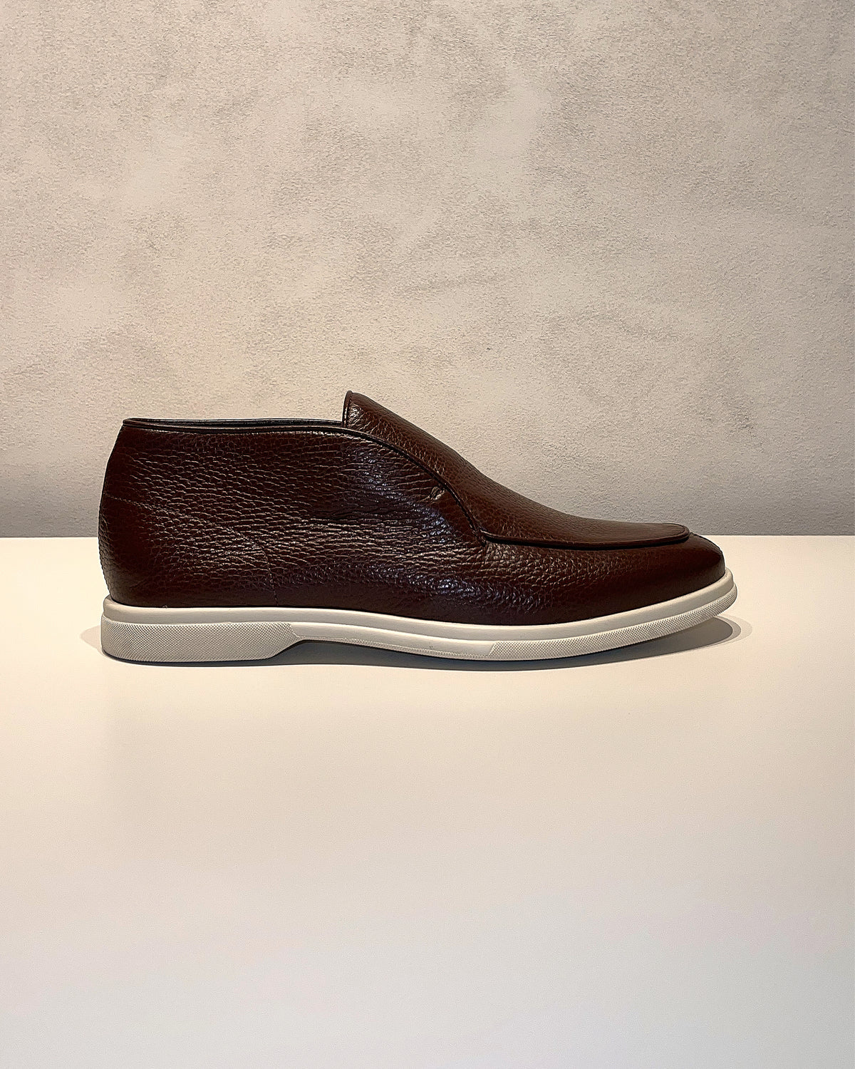 Consiglieri: chestnut brown loafers with a subtle texture and contrasting sole