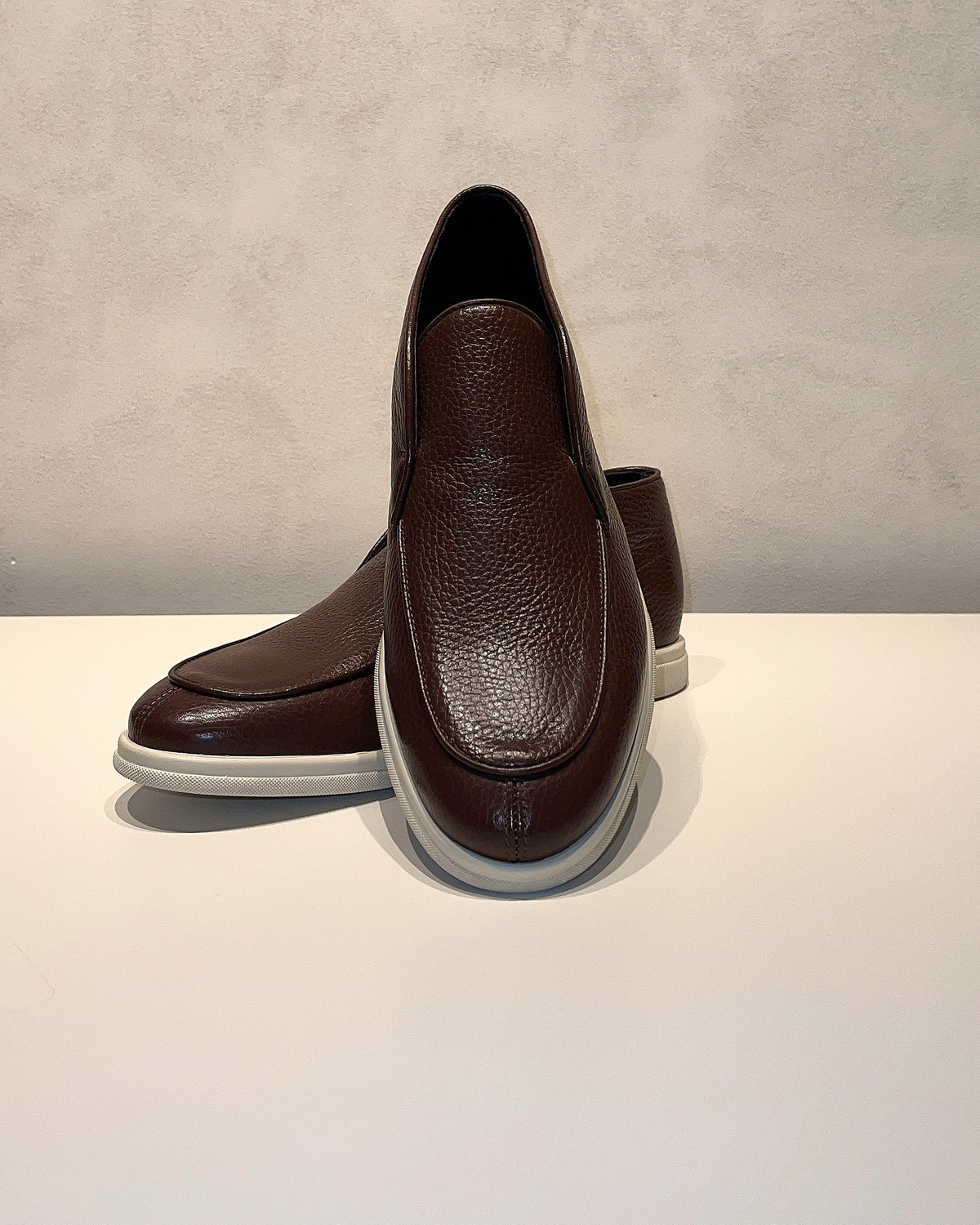 Consiglieri: shape and outlined stitching of the chestnut brown loafers