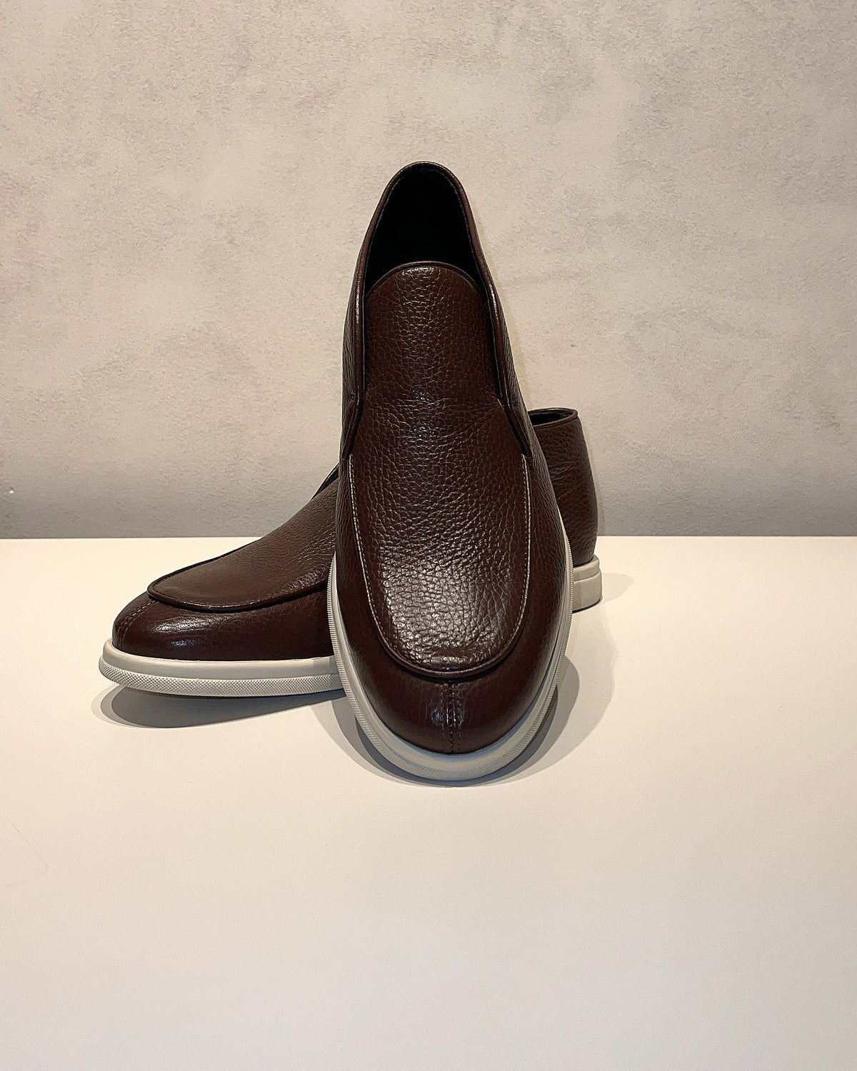 Consiglieri: shape and outlined stitching of the chestnut brown loafers