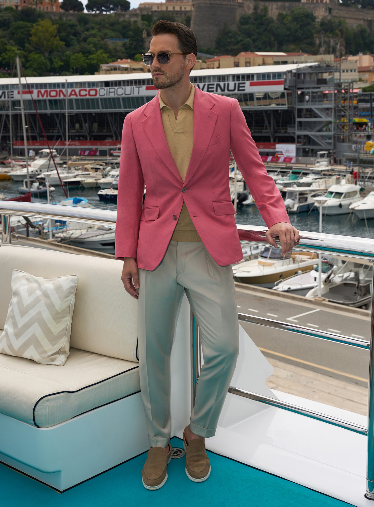 Yacht look with a pink Consiglieri jacket, ochre polo shirt and brown loafers