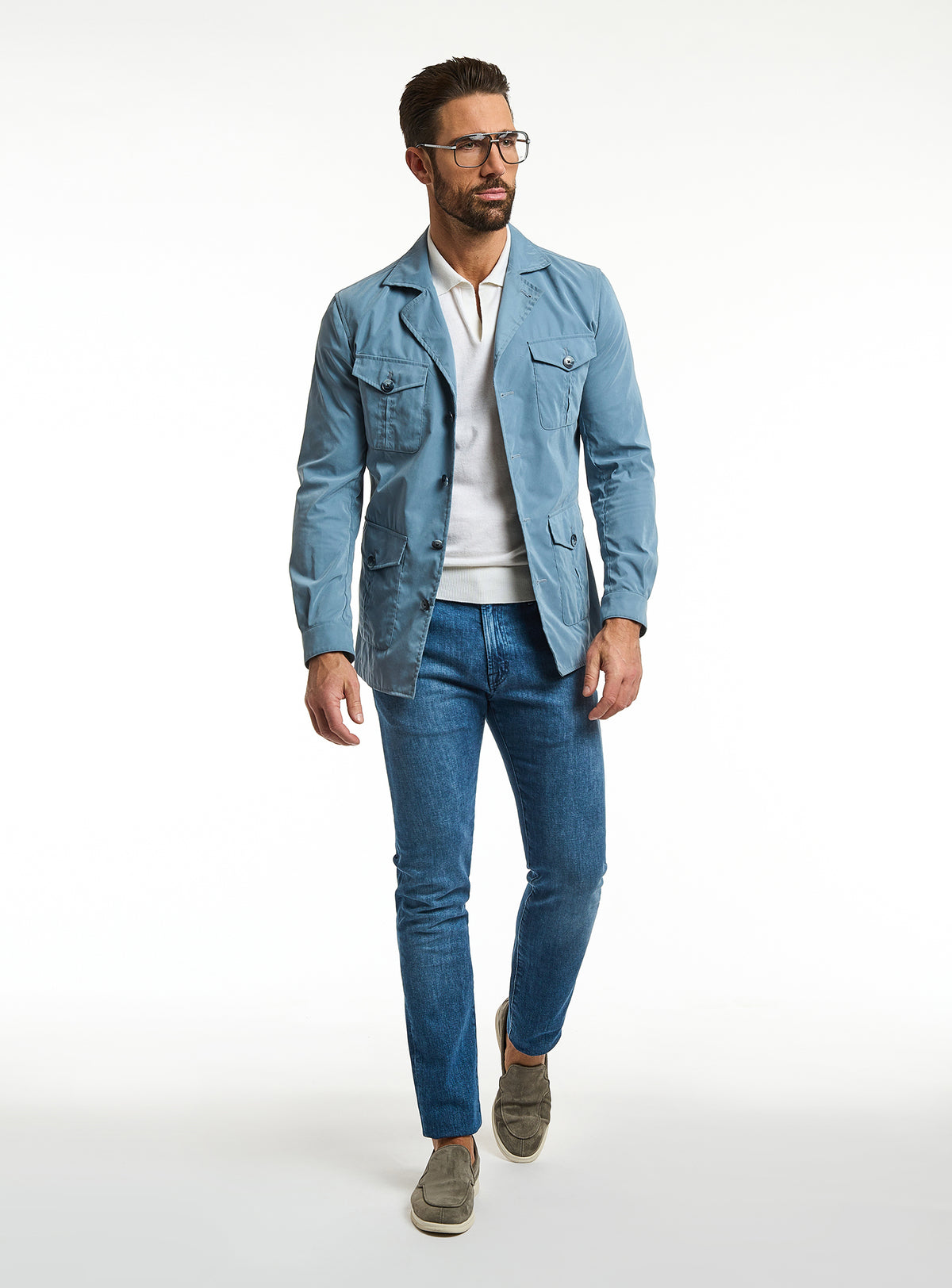Consiglieri: blue jeans with a light blue jacket and white T-shirt