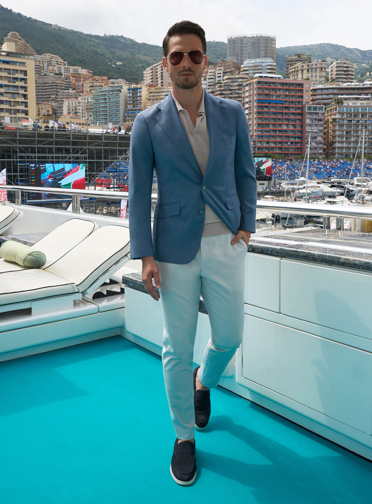 Consiglieri yacht look with a blue jacket, light trousers and loafers