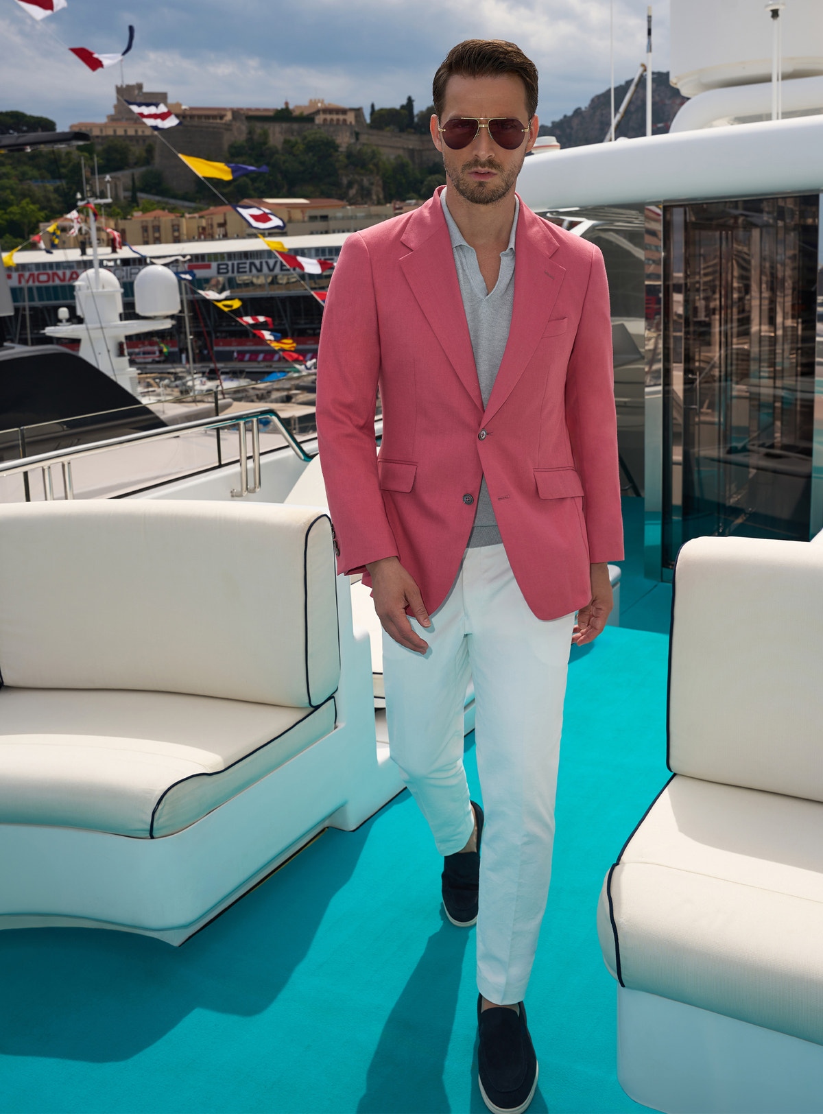 Consiglieri yacht look with a pink jacket, white trousers and dark loafers
