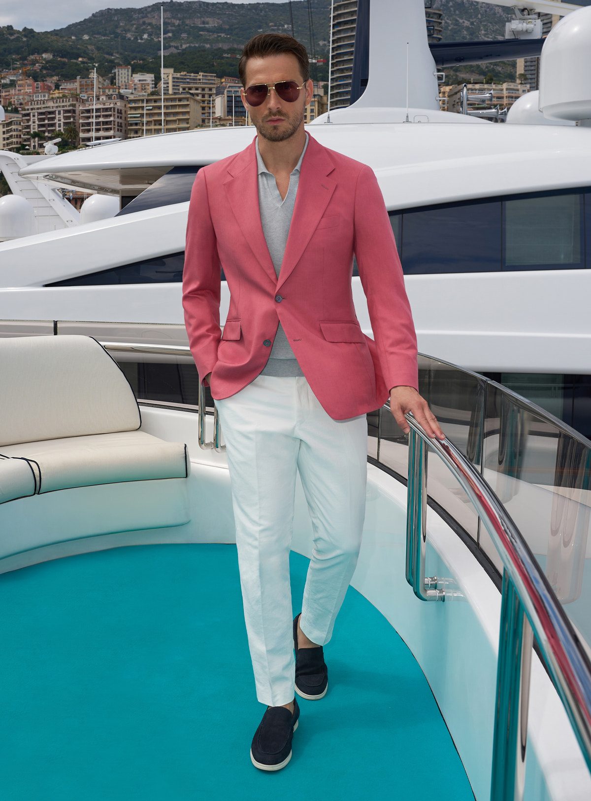 Consiglieri yacht look with a pink jacket, white trousers and dark loafers