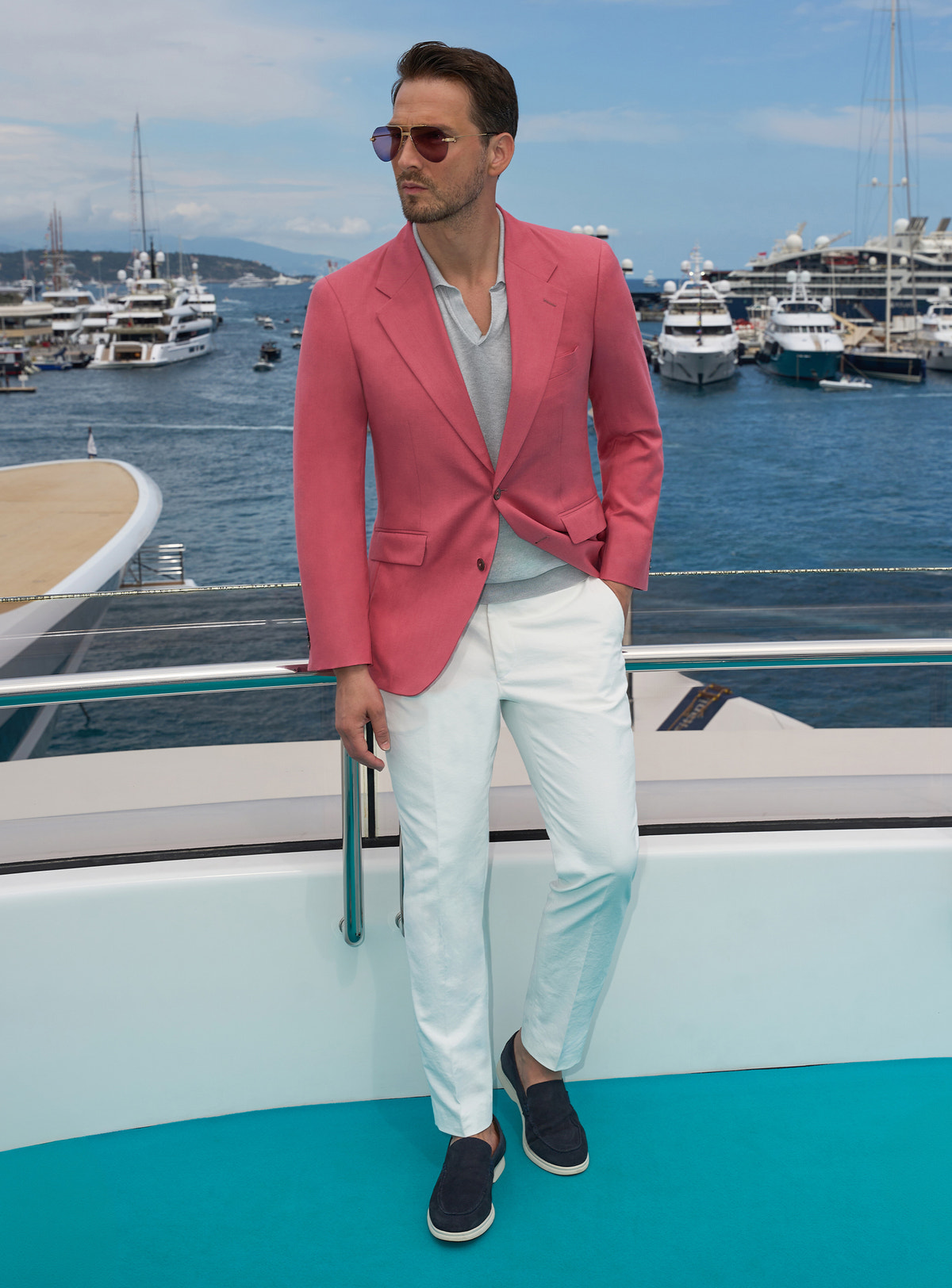Consiglieri yacht look with a pink jacket, white trousers and dark loafers