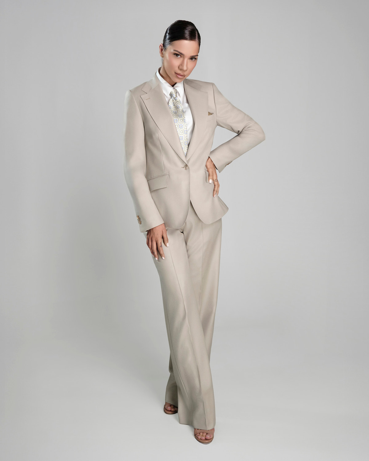 Ivory Consiglieri DONNA women's suit with a fitted blazer and wide-leg trousers