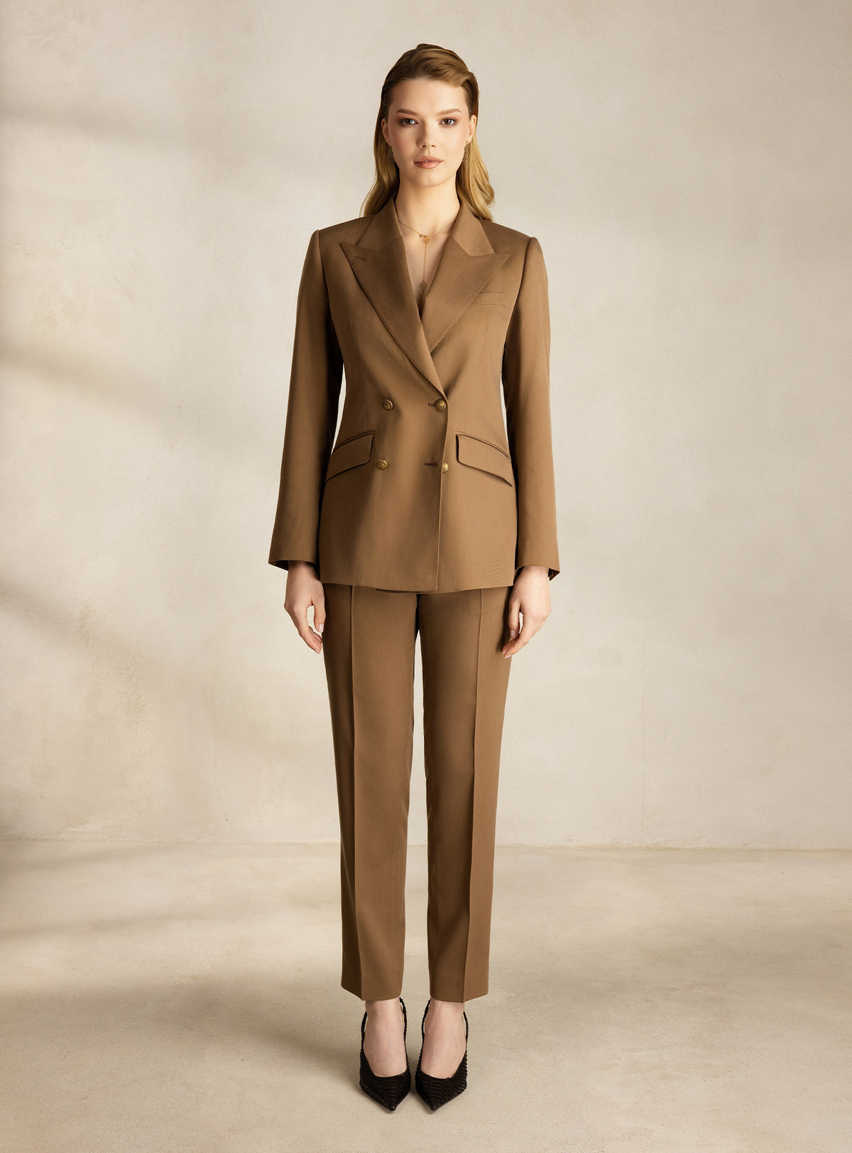 Camel Consiglieri DONNA suit with a double-breasted blazer and tapered trousers