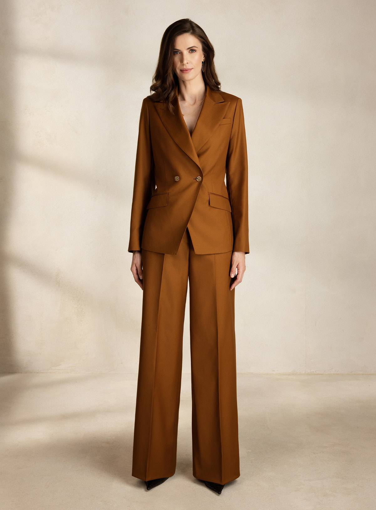 Caramel Consiglieri DONNA suit with a fitted blazer and wide-leg trousers