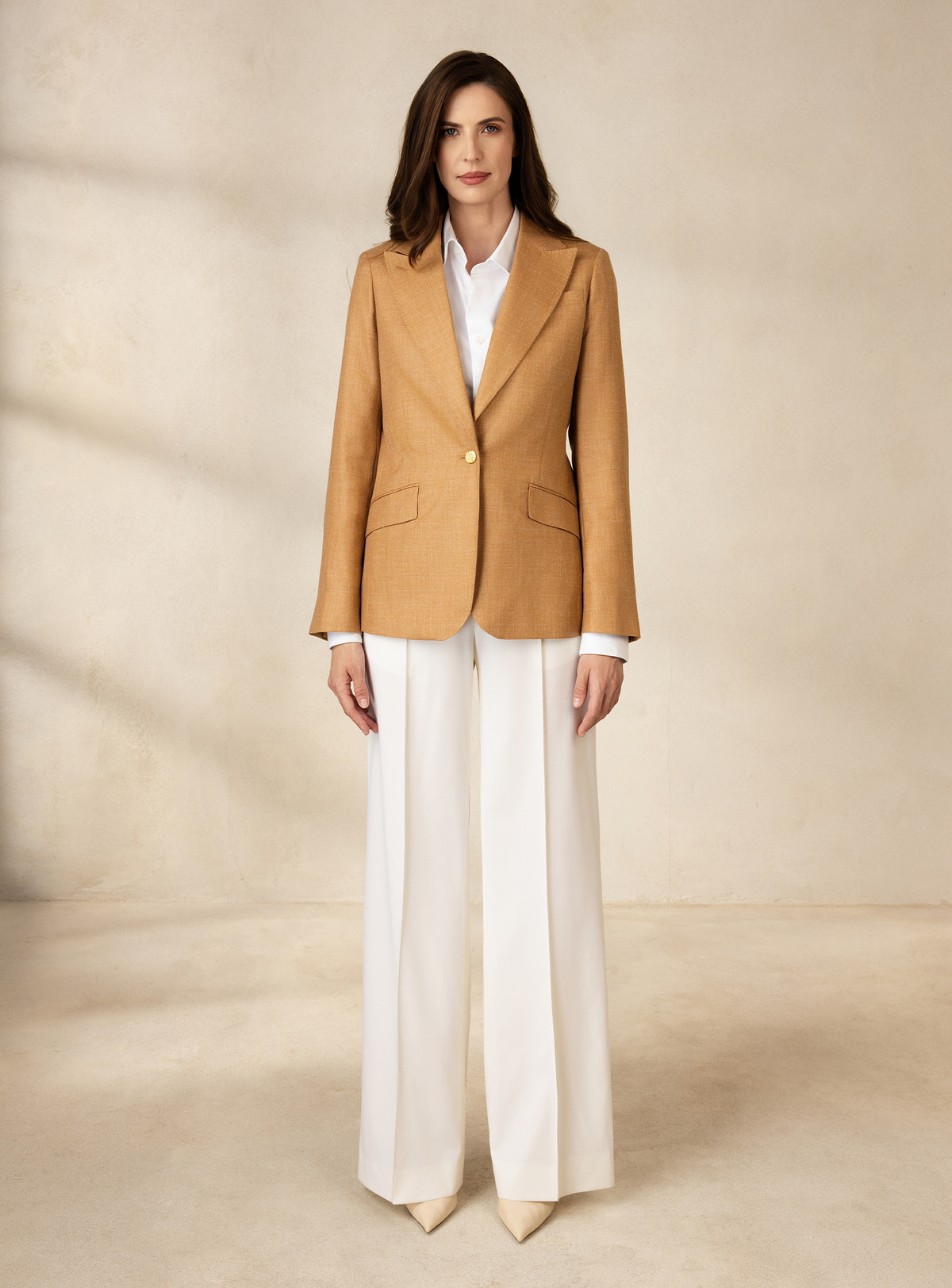 Camel Consiglieri DONNA blazer with a defined waist, worn with a white shirt and white trousers