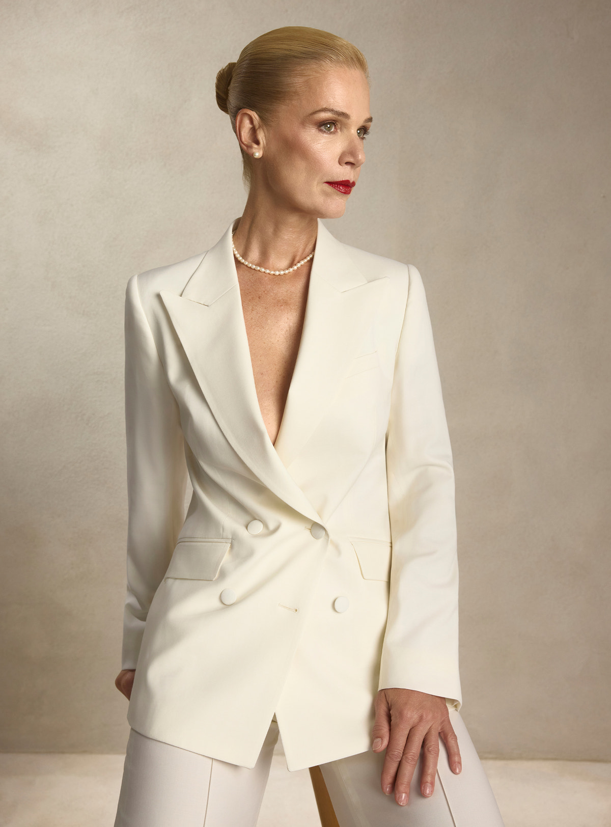 Ivory Consiglieri DONNA suit with a shawl-lapel double-breasted blazer and wide-leg trousers