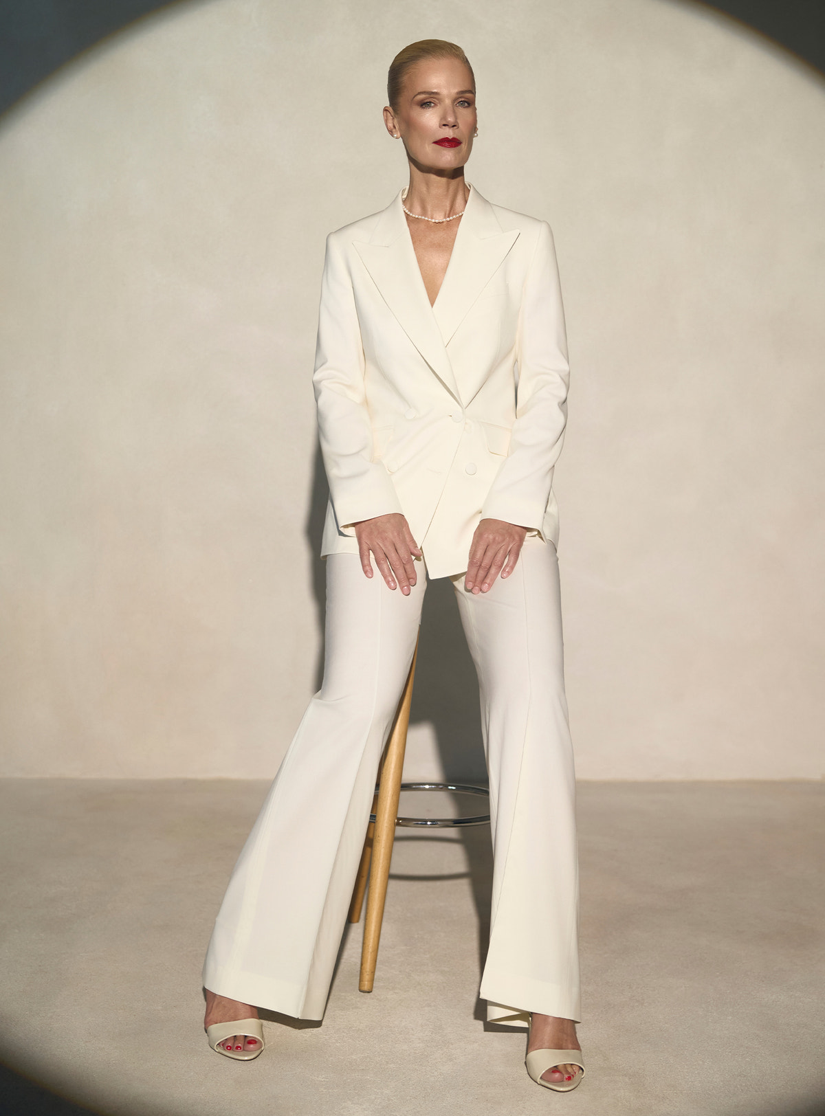 Ivory Consiglieri DONNA suit with a shawl-lapel double-breasted blazer and wide-leg trousers