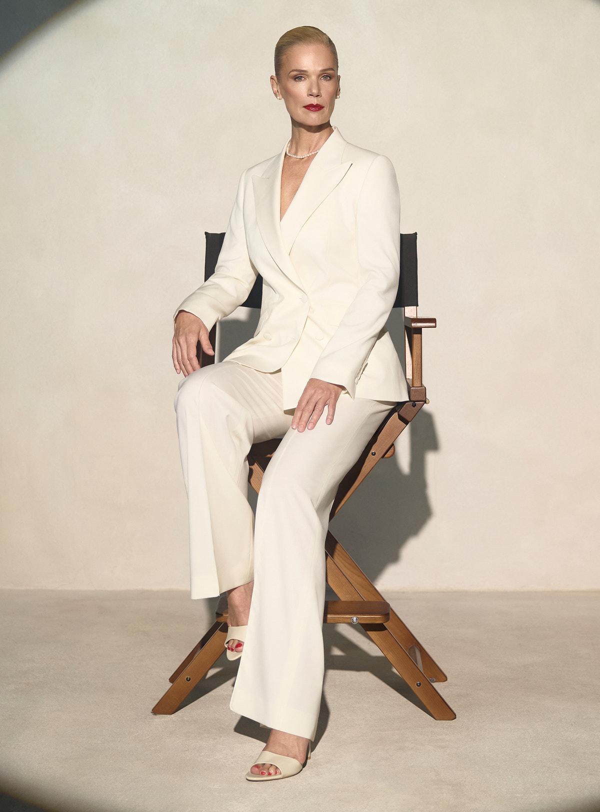 Ivory Consiglieri DONNA suit with a shawl-lapel double-breasted blazer and wide-leg trousers