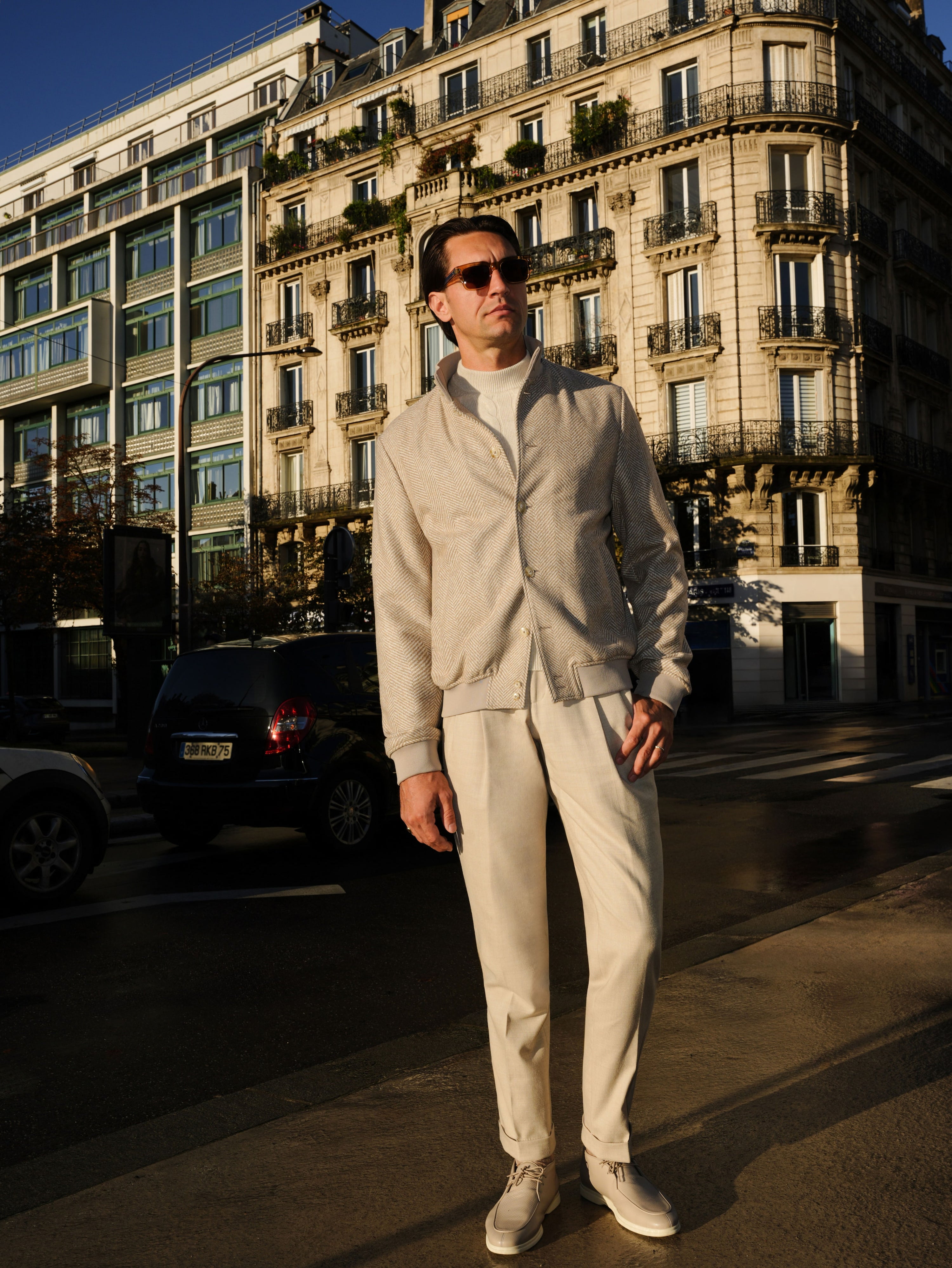 Complete Consiglieri look with a grey-beige textured blouson in an urban setting
