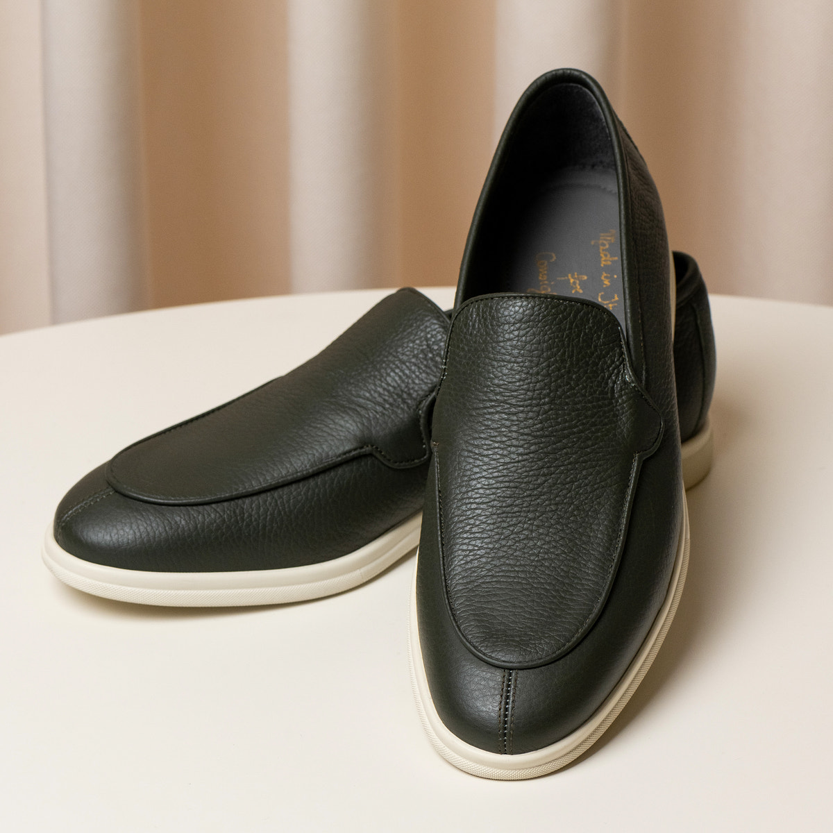 Consiglieri: rounded shape and texture of the dark green loafers