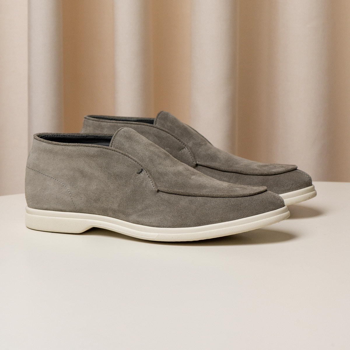 Consiglieri: grey mid-top loafers with a velvety texture