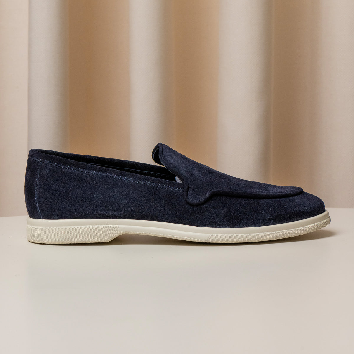 Consiglieri: navy loafers with a velvety texture and cream soles