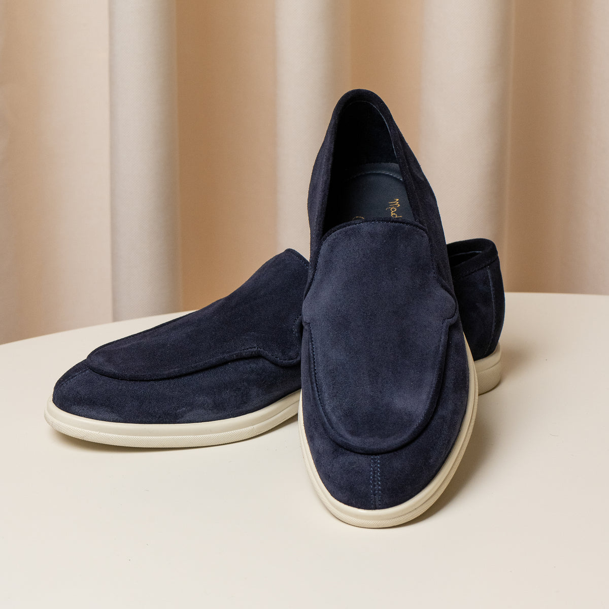 Consiglieri: rounded shape and velvety texture of the navy loafers