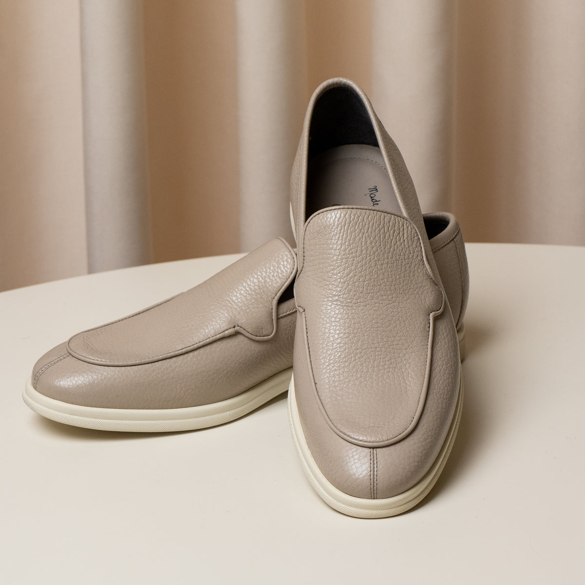 Consiglieri: rounded shape and beige finish of the loafers