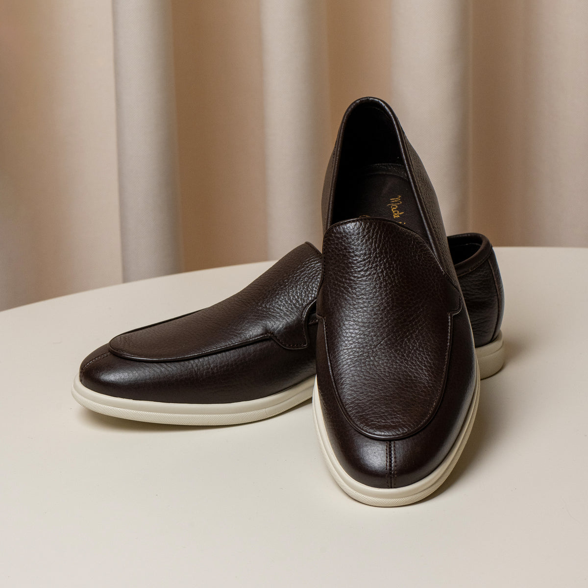 Consiglieri: rounded shape and texture of the dark brown loafers