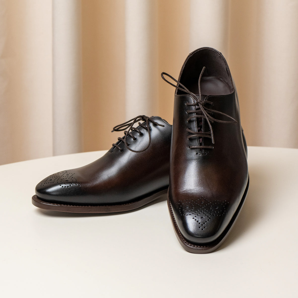 Consiglieri: laces and elongated shape of the brown Oxford shoes