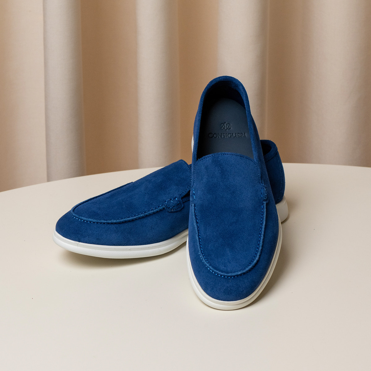 Consiglieri: rounded shape and velvety texture of the rich blue loafers