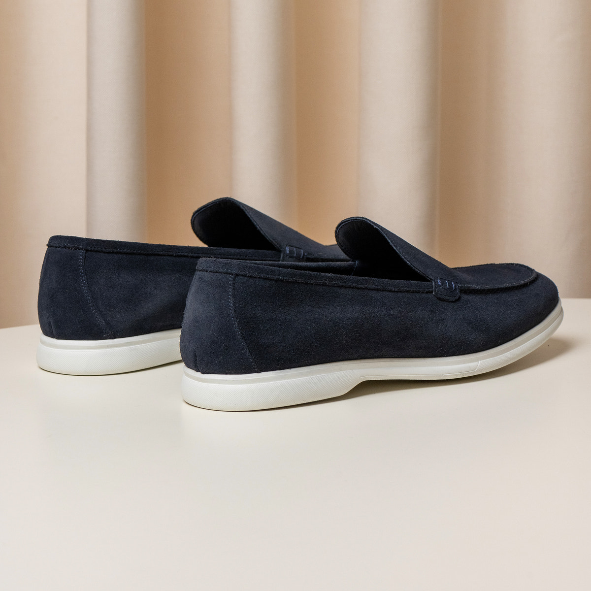 Consiglieri: heel and white sole of the navy loafers