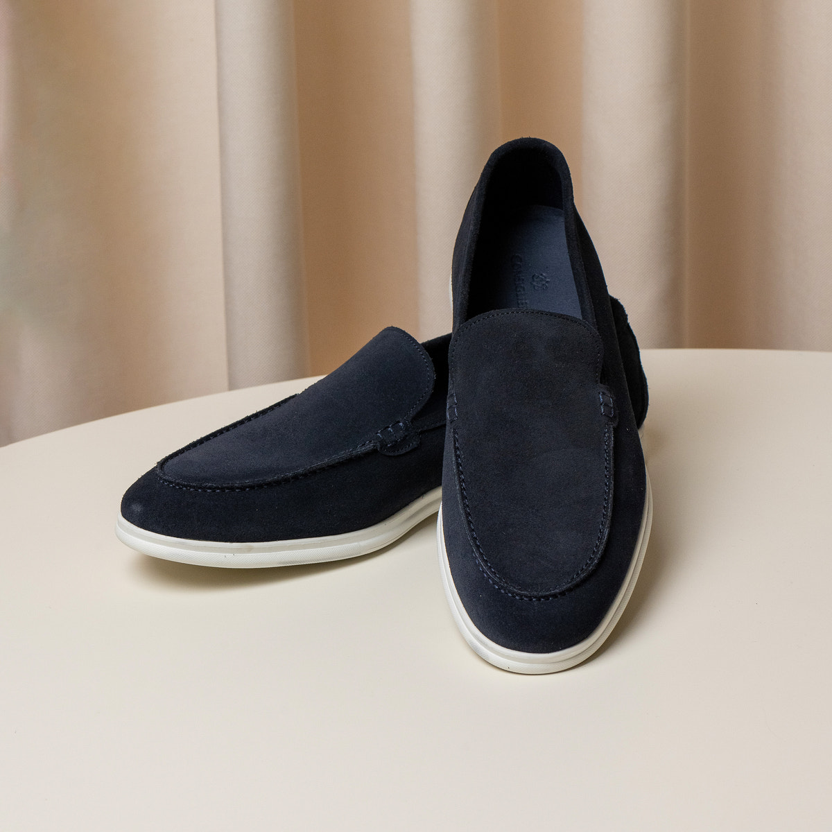 Consiglieri: rounded shape and velvety texture of the navy loafers