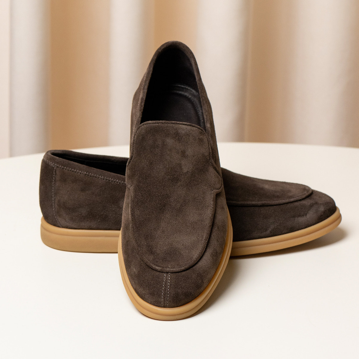 Consiglieri: shape of the chocolate brown loafers with outlined stitching