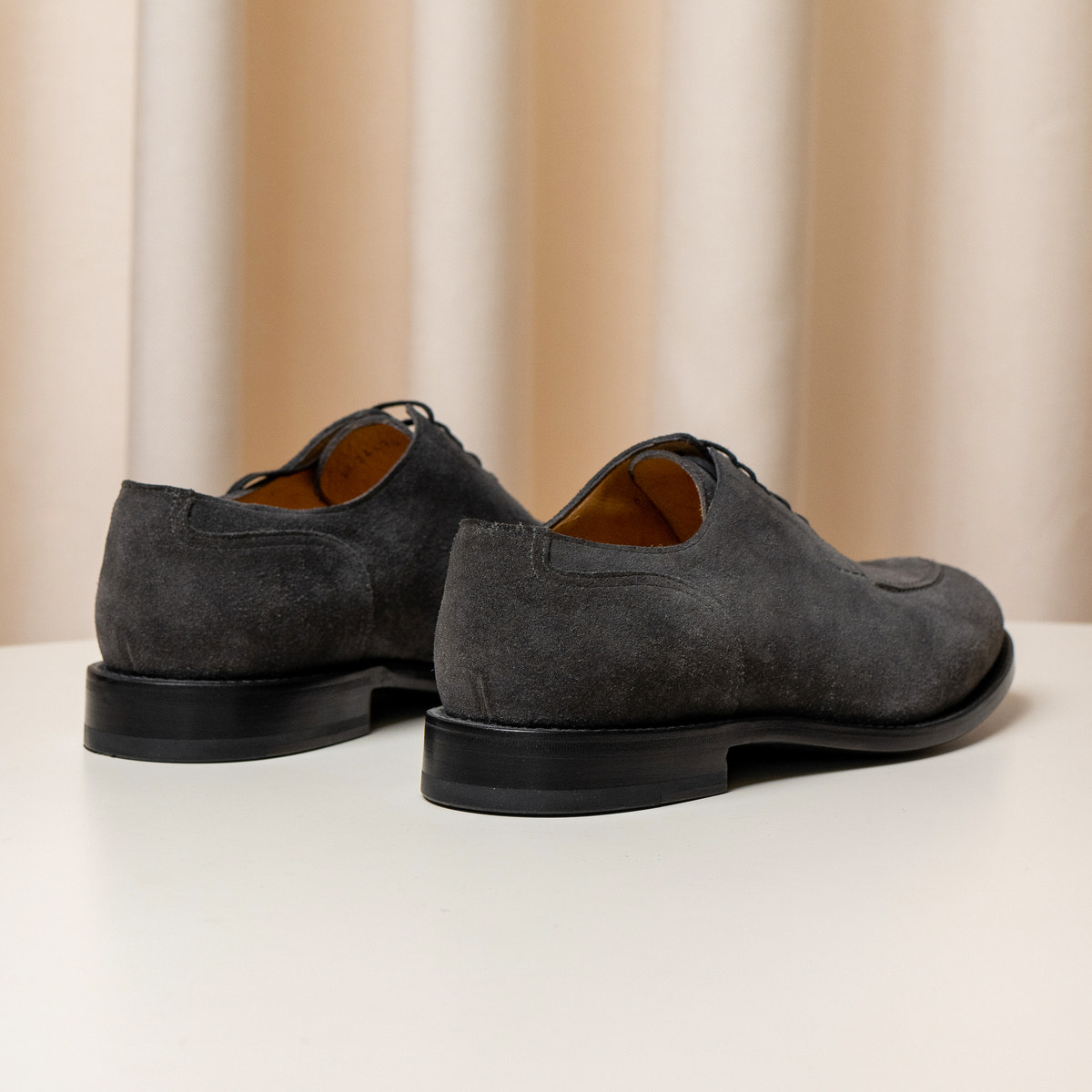 Consiglieri: heel and velvety texture of the grey shoes