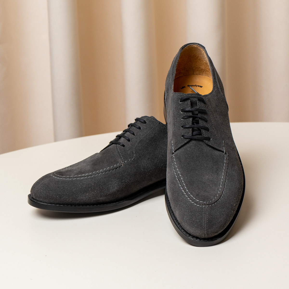 Consiglieri: laces and rounded shape of the grey shoes