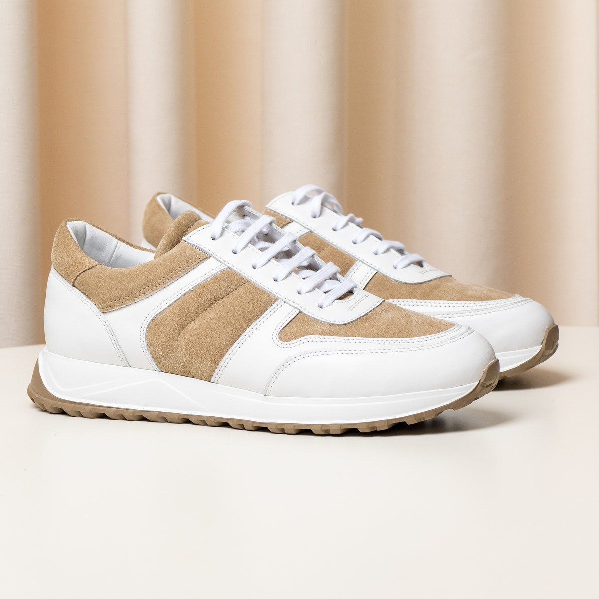 Consiglieri: white and beige trainers with white laces and a textured sole