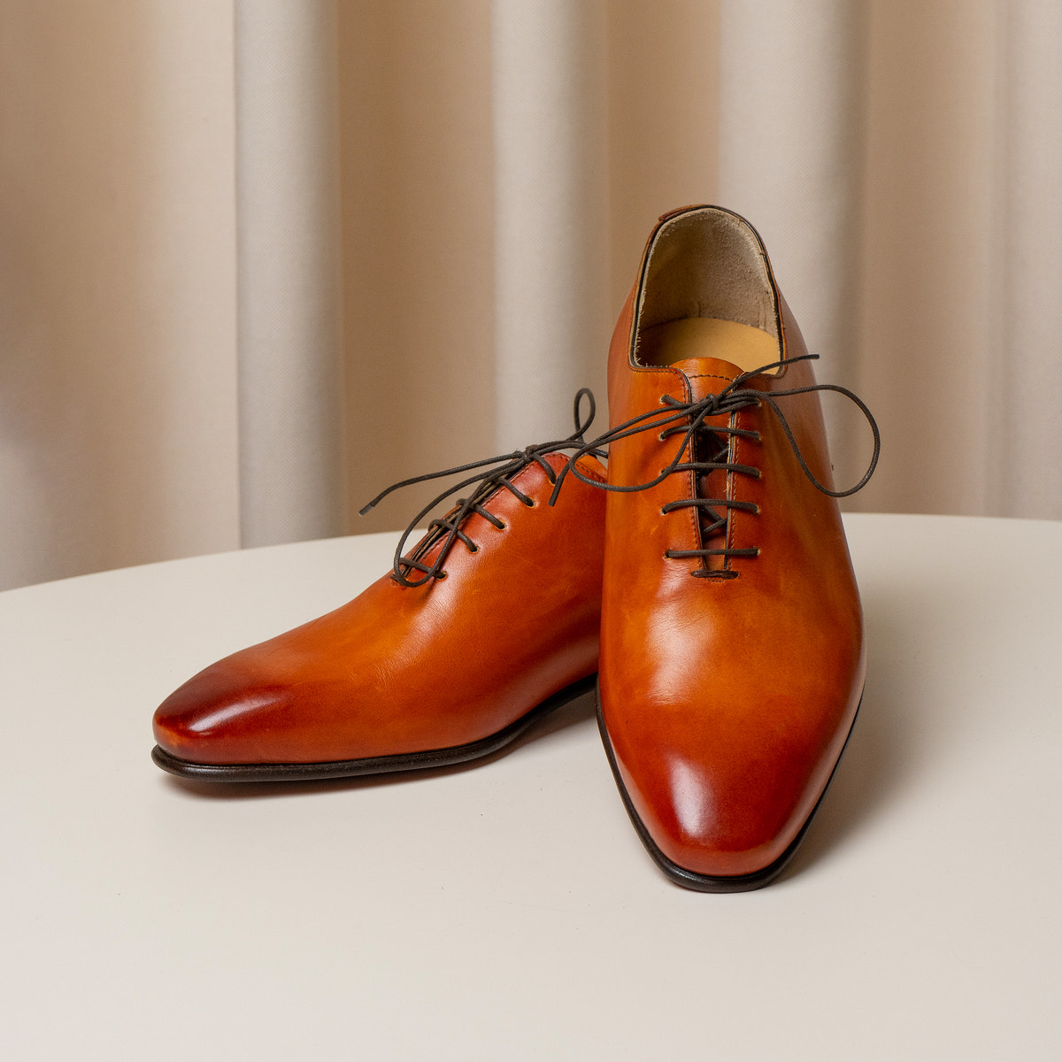 Consiglieri: laces and elongated shape of the cognac Oxford shoes