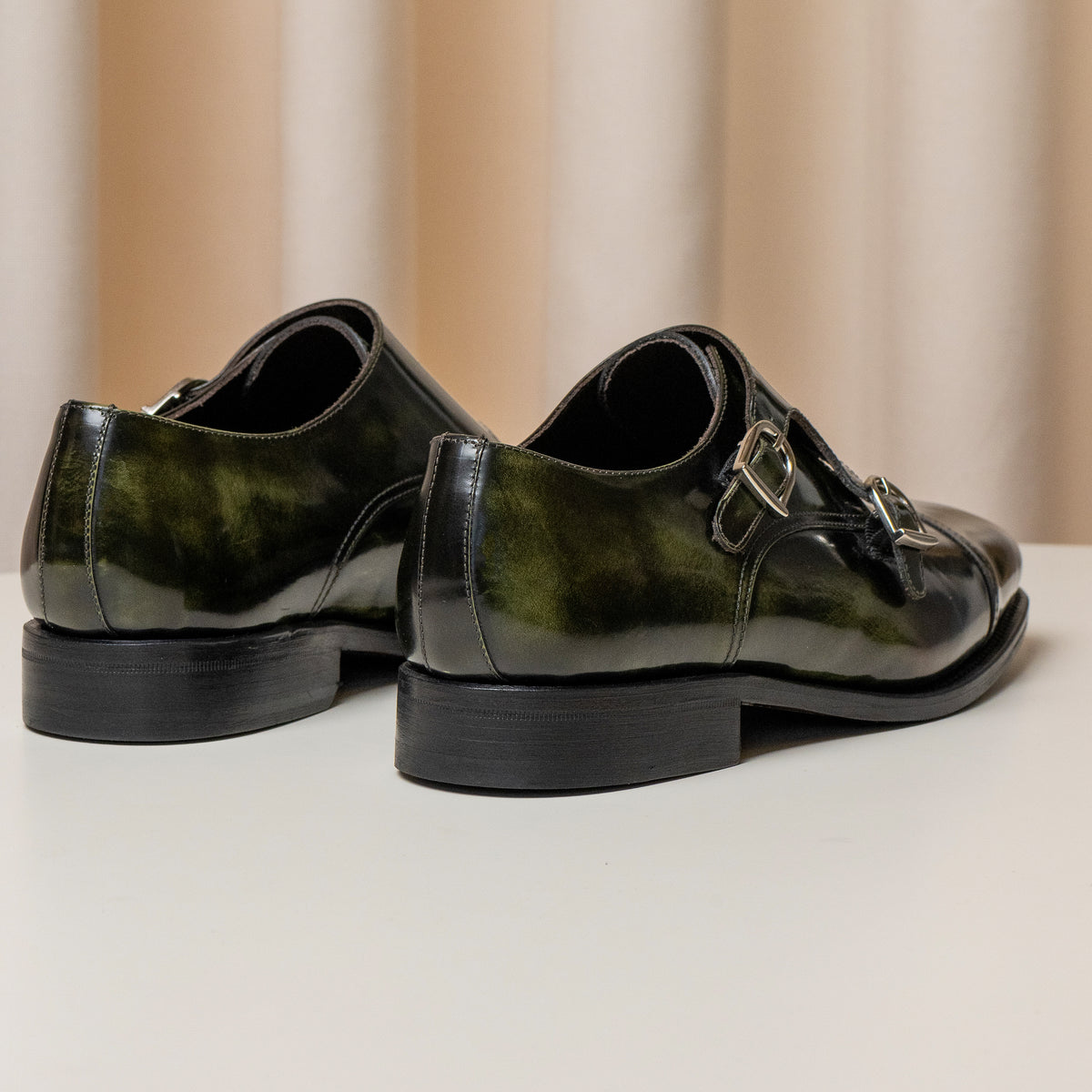 Consiglieri: heel and dark green patina of the double-monk shoes